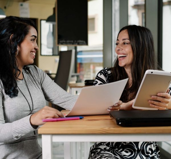 businesswomen-working-public-site (3)